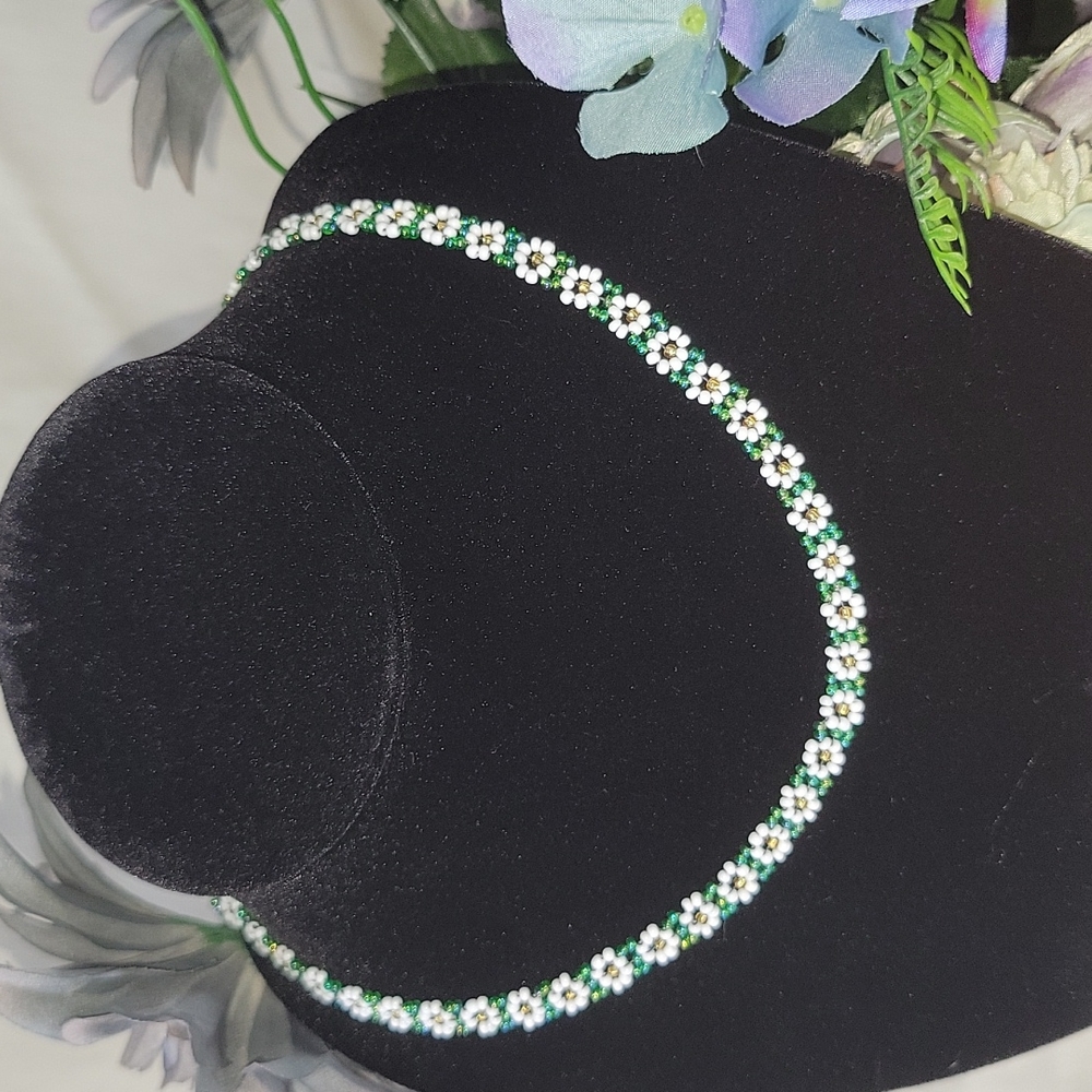 Daisy white and green necklace